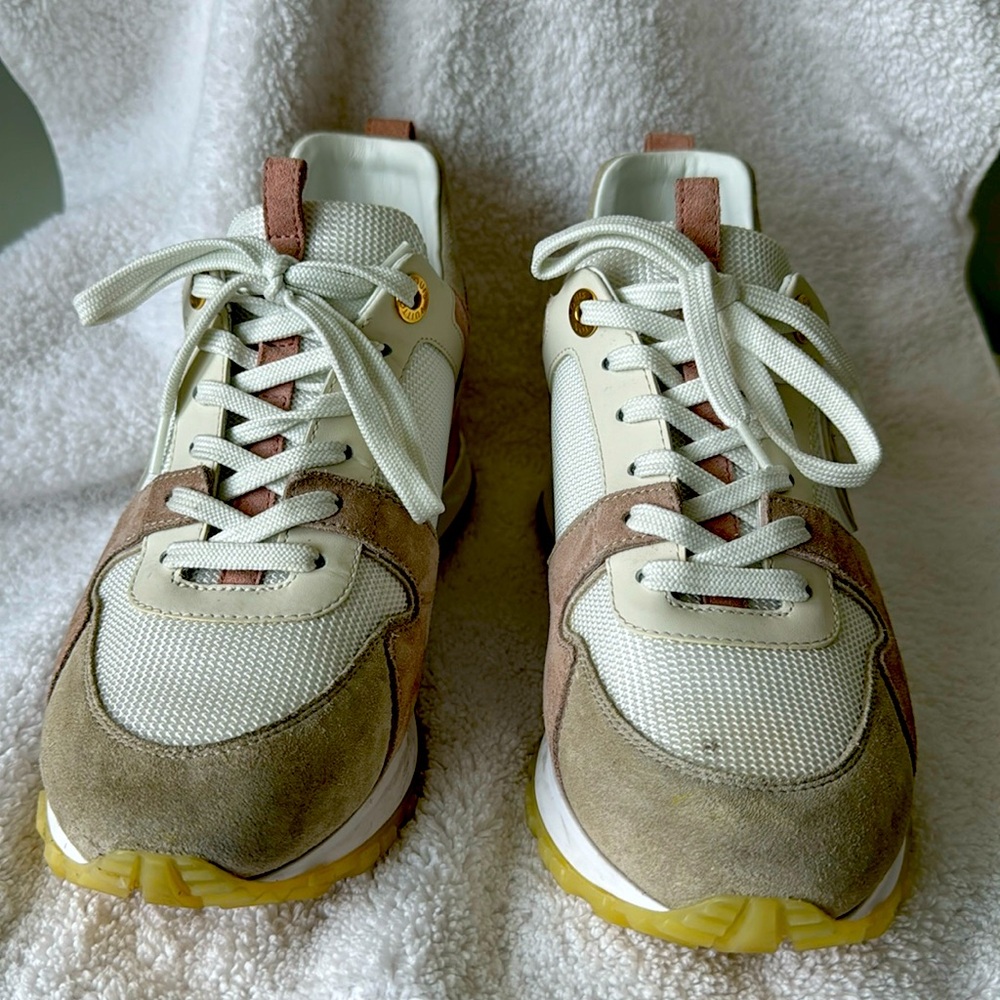 Louis Vuitton runaway sneaker white and pink in size 36.